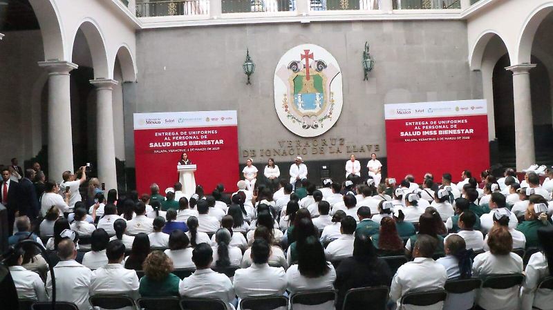 Entrega de uniformes a personal del IMSS Bienestar